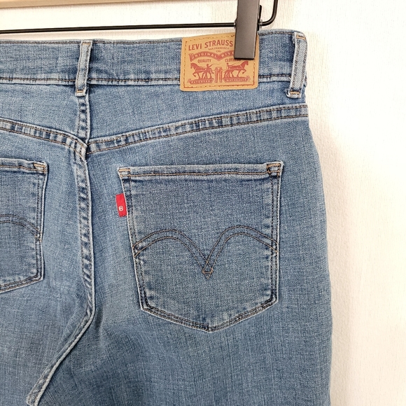 Levi's Classic Crop Jeans, Mid-rise, Light Wash, size 28 "Hawaii Sun" - Picture 5 of 10